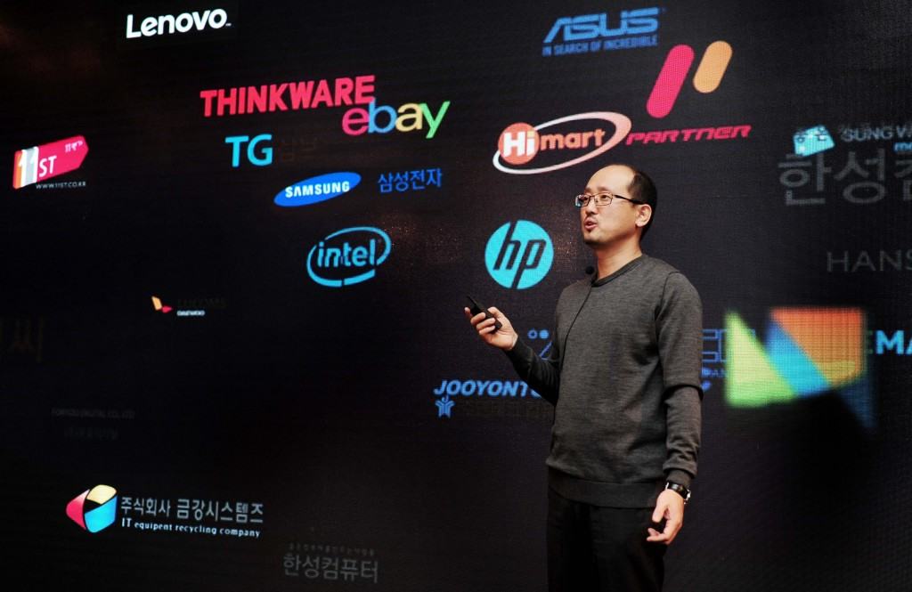 한국마이크로소프트 디바이스 파트너 사업본부 장홍국 상무가 윈도우 디바이스 전략을 발표하고 있다
