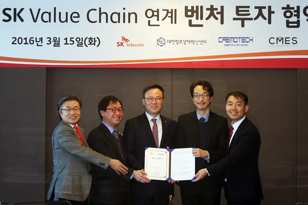 왼쪽부터 임종태 대전창조경제혁신센터장, 김성수 크레모텍 대표, 장동현 SK창조경제혁신단장 겸 SK텔레콤 사장, 이성호 씨메스 대표, 김인수 패밀리 대표.