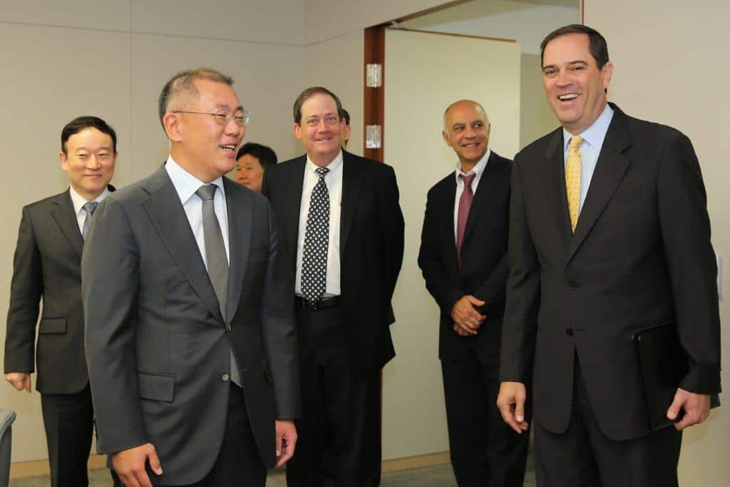 현대차는 19일(화) 정의선 부회장과 시스코 척 로빈스(Chuck Robbins) CEO 등 양사 관계자들이 참석한 가운데 미래 커넥티드 카 개발을 위해 협업하기로 의견을 같이했다.