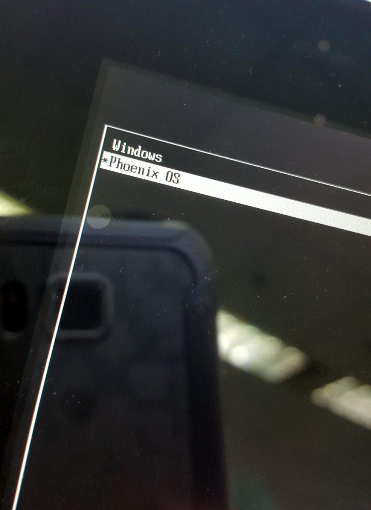 멀티부팅 지원으로 기존 윈도우와 피닉스OS를 선택적으로 이용이 가능하다.