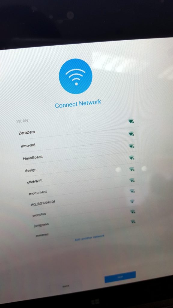 피닉스OS 설치를 마무리 하려면 무선랜 연결을 해야 정상적인 업데이트가 가능하다.