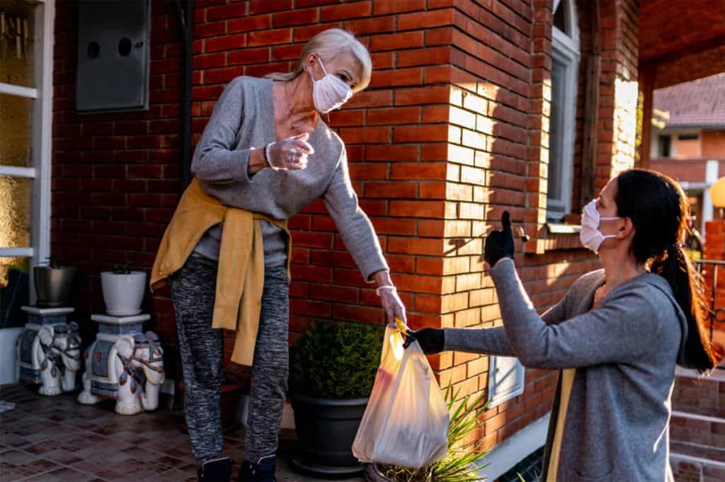 투모로우 라이징 펀드로 사회 취약계층을 돕는 모습