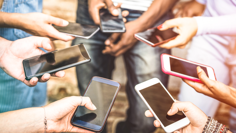 "요즘 애들보다 어른이 더?" 스마트폰 사용 시간 3040이 앞질렀다