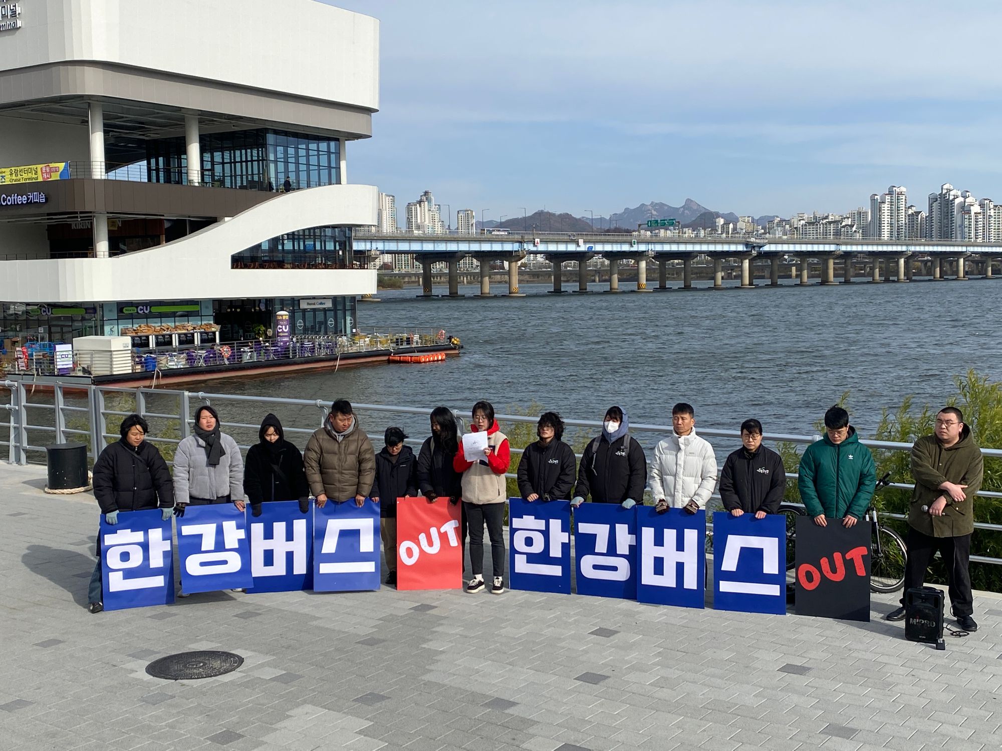 승객 82명 고립·다음 날은 고장…한강버스 안전 논란 재점화