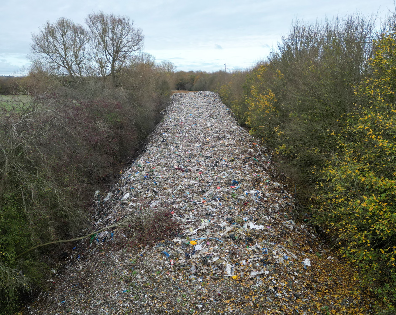 영국 옥스퍼드셔 강변에 6m ‘쓰레기 산’…지자체 폐기물도 확인