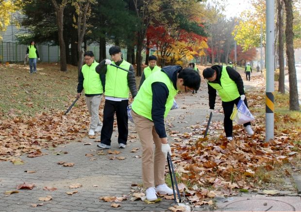 임직원 60명 참여한 플로깅… 메디톡스 “지역 환경 보전에 힘 보탠다”