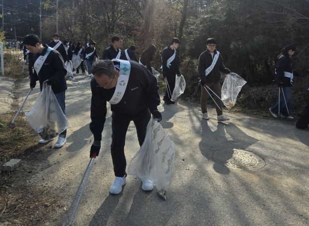 “작은 행동이 큰 변화로”…제일약품, 임직원과 함께한 친환경 플로깅