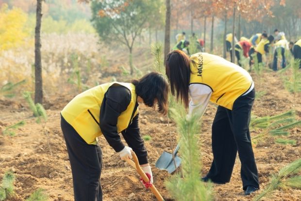 산업단지 옆에 도시숲 만든다…한샘 임직원 나무심기 봉사