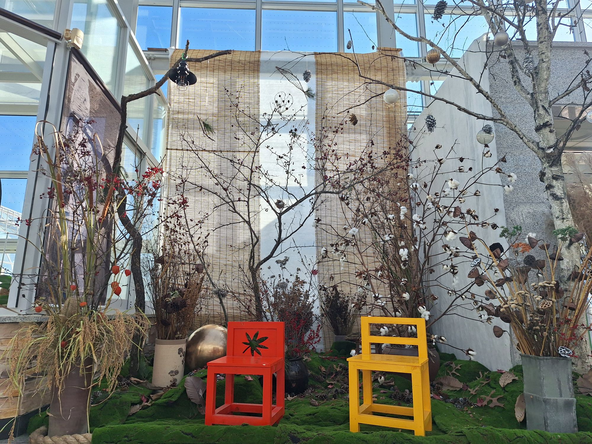 솔방울 모빌부터 곤충호텔까지…산림부산물의 재탄생