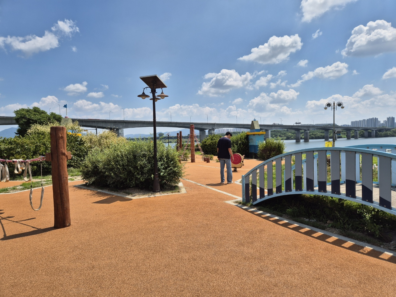 경기도, 놀이터·산책로 바닥 ‘친환경 코르크’로 교체