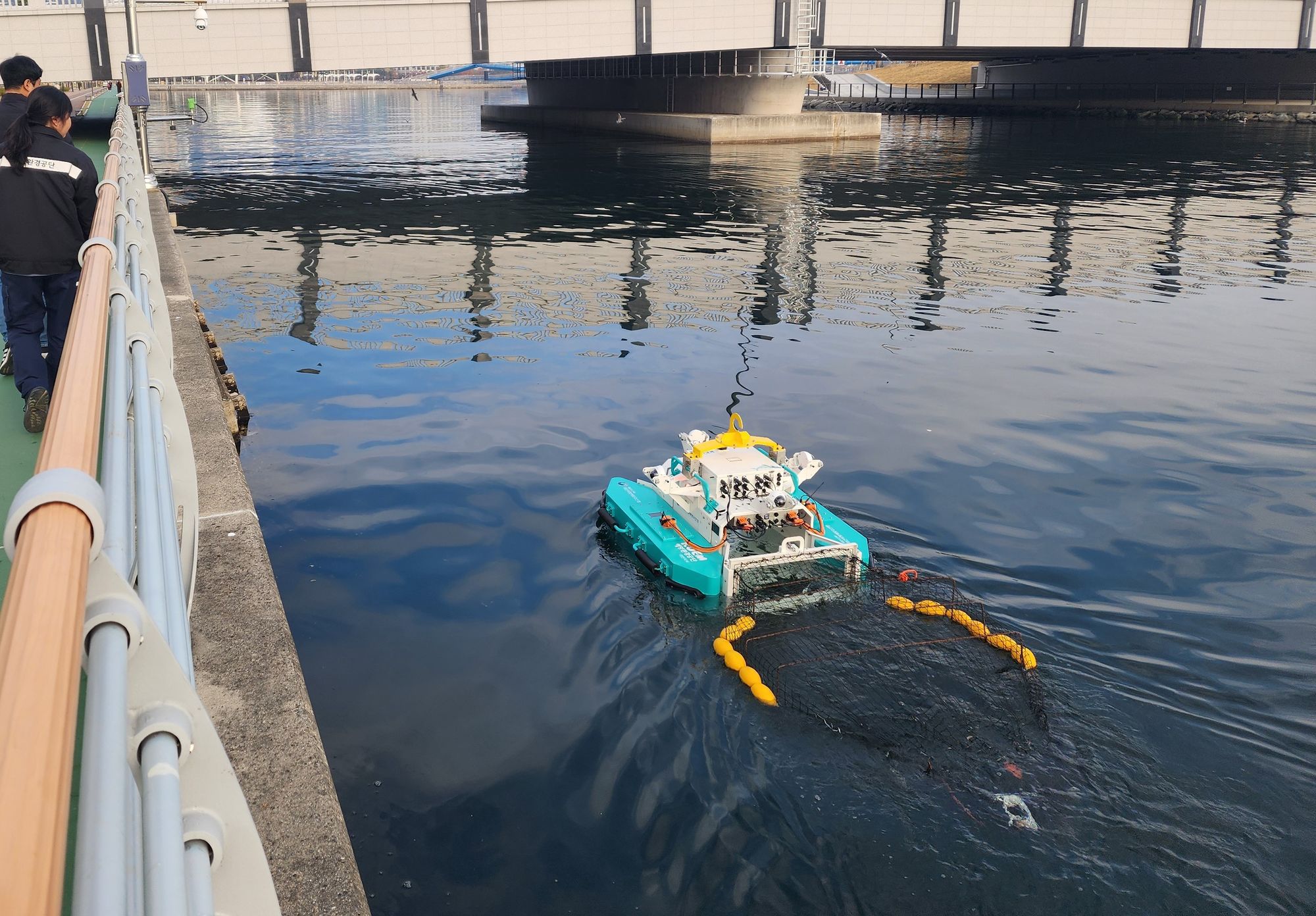 AI가 항만을 지킨다…해양환경공단, 로봇·드론 원격순찰