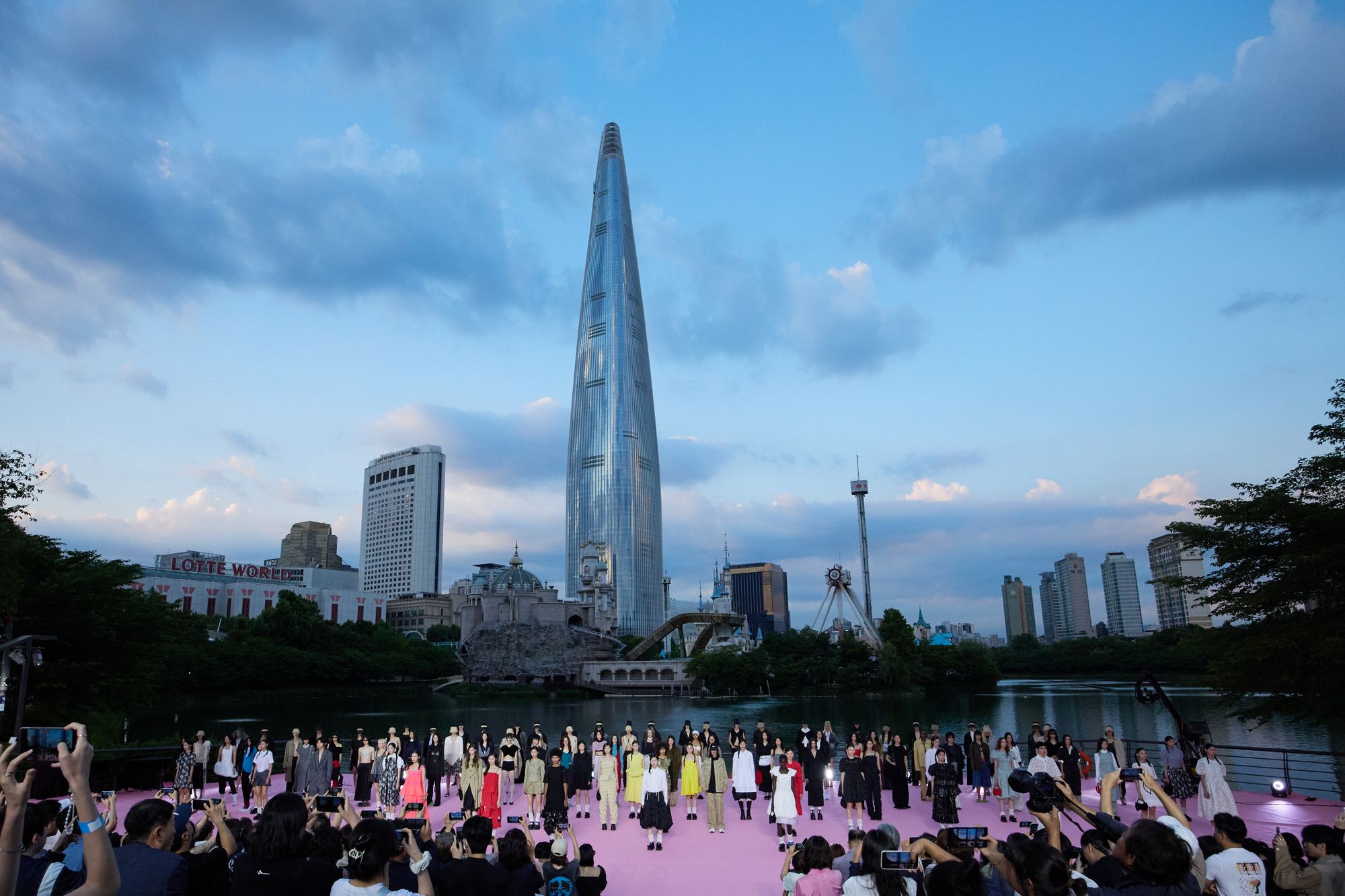 나무 사이 걷는 모델들…서울숲, 패션 무대 된다